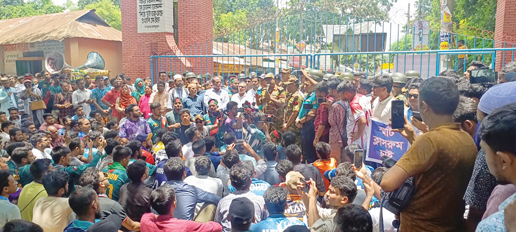 টানা আন্দোলনে অচলাবস্থা