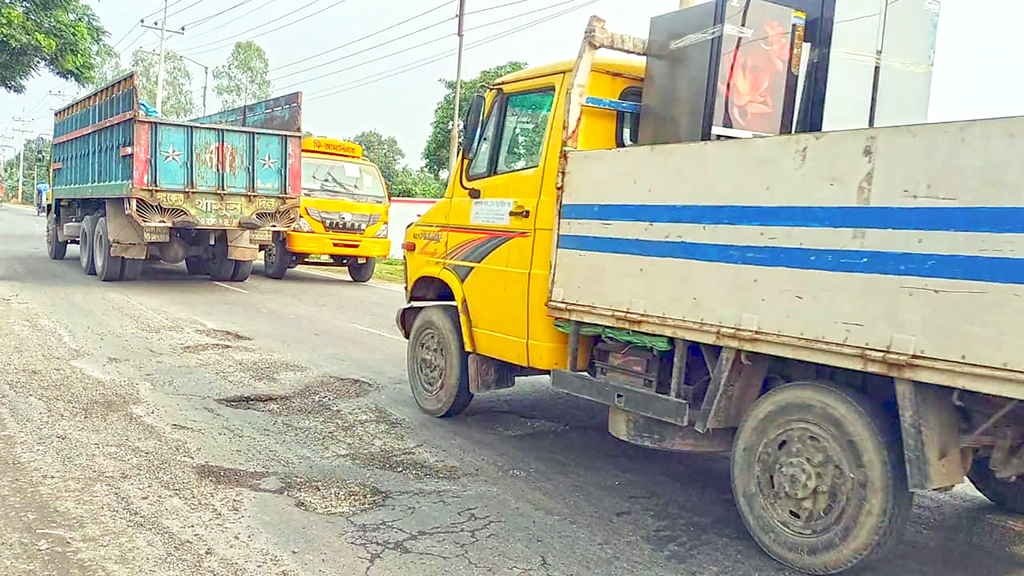 মহাসড়কের ১০ কিমিতে হাজারো গর্ত, ভোগান্তি