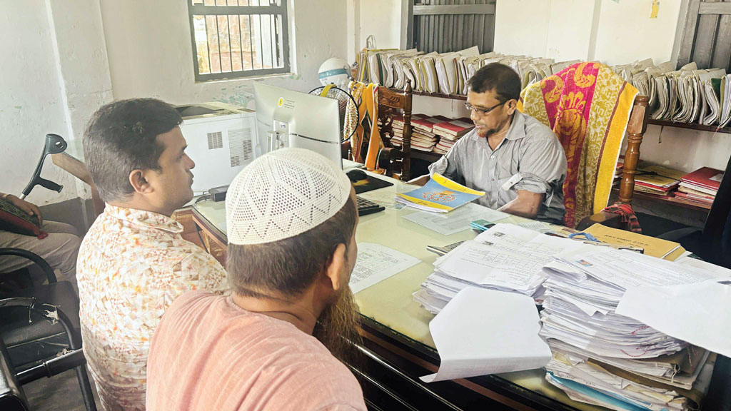 ভূমিসেবা থমকে আছে সার্ভারের সমস্যায়