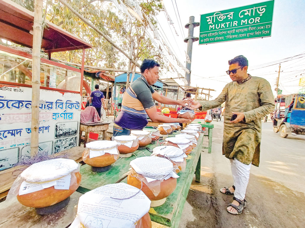 ইফতারে নওগাঁবাসীর চাই ‘পাতলা দই’