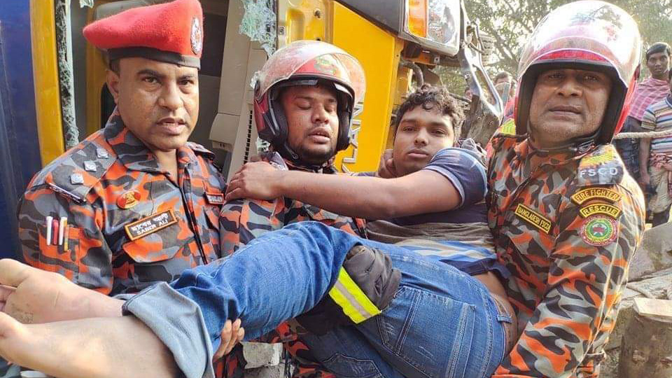 গোমস্তাপুরে দুটি ট্রাকের সংঘর্ষে আহত ১