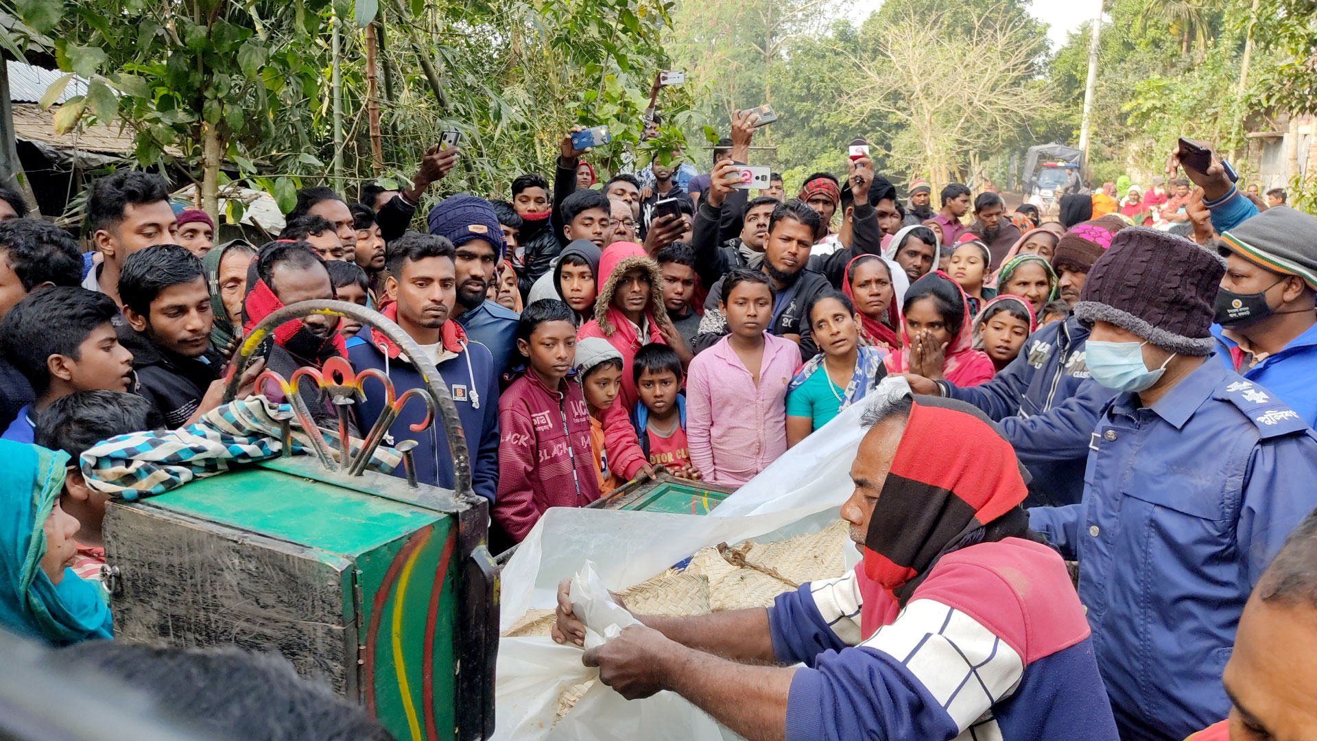 নতুন কাপড় পরিয়ে গ্রাম ঘোরালেন স্বামী, এরপর গলা কেটে হত্যা