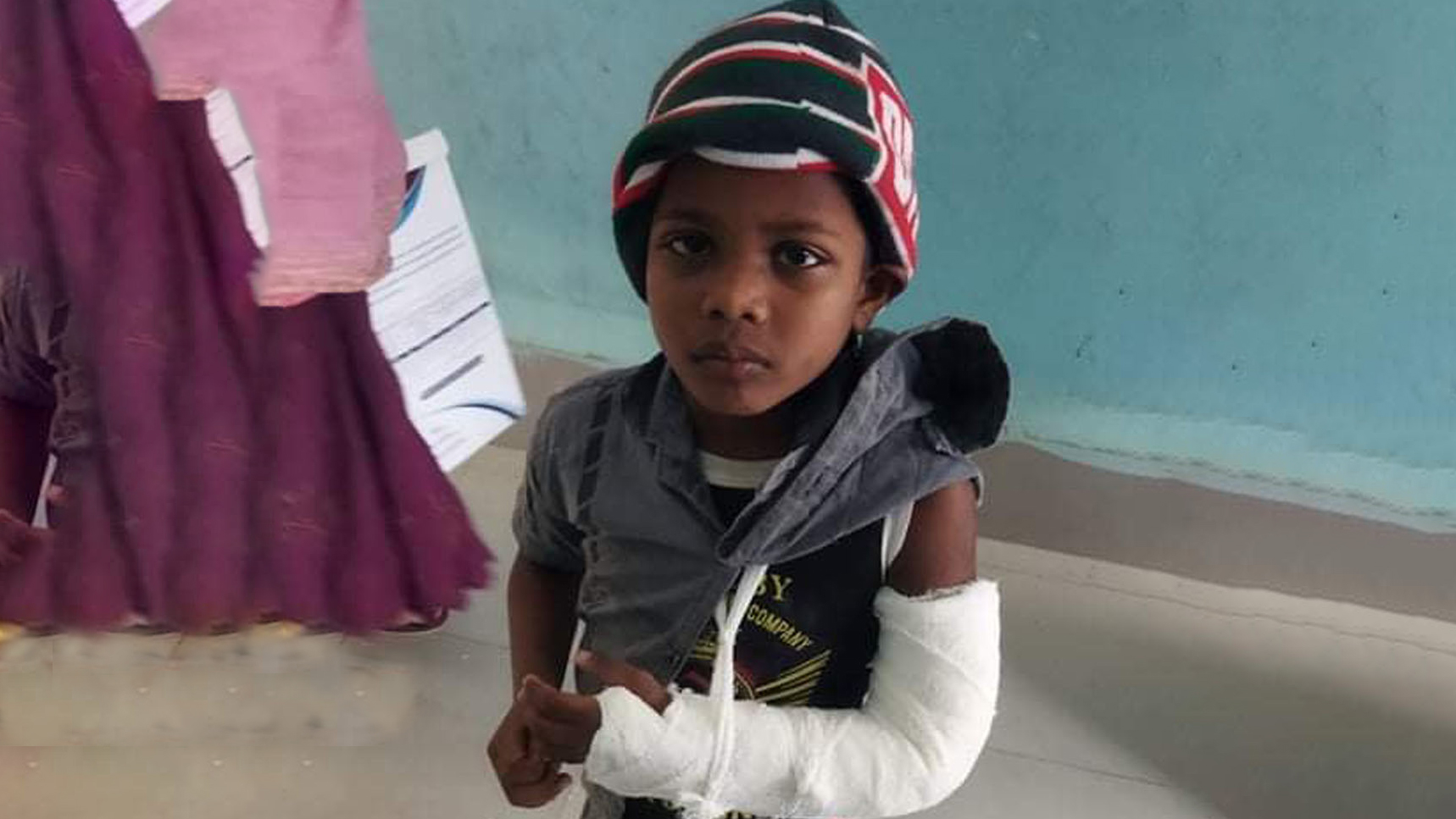 ছয় বছরের শিশুর হাত ভাঙলেন শিক্ষক