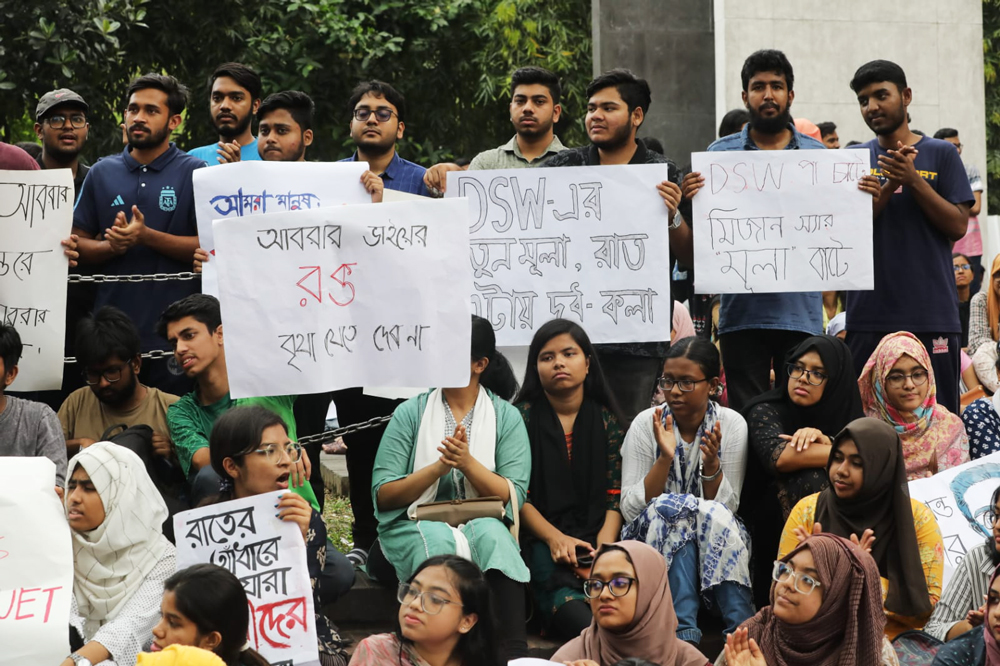 বুয়েট শিক্ষার্থীরা দাবিতে অনড়, পরীক্ষা বর্জন