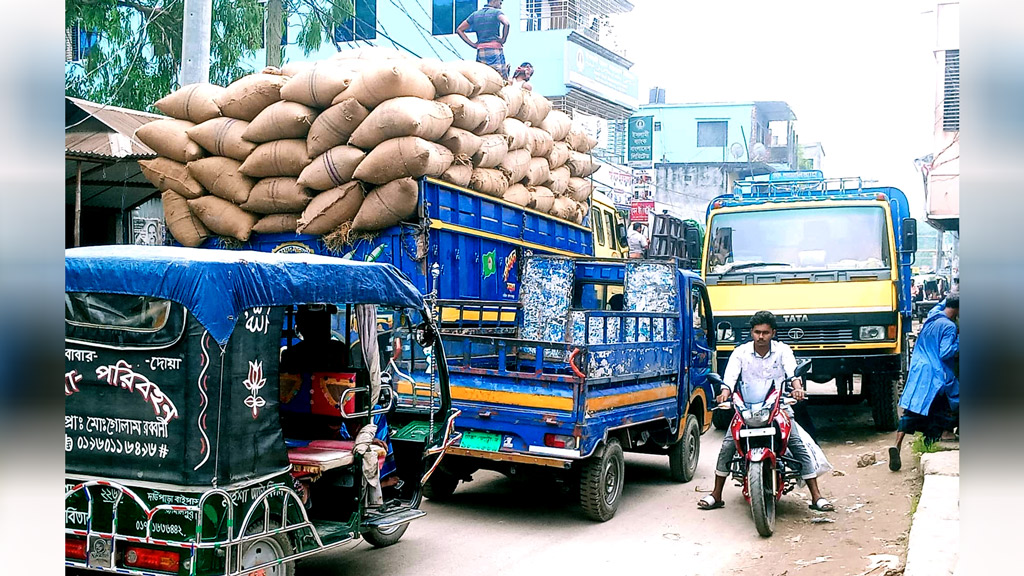 যানজটে নাকাল পৌরবাসী