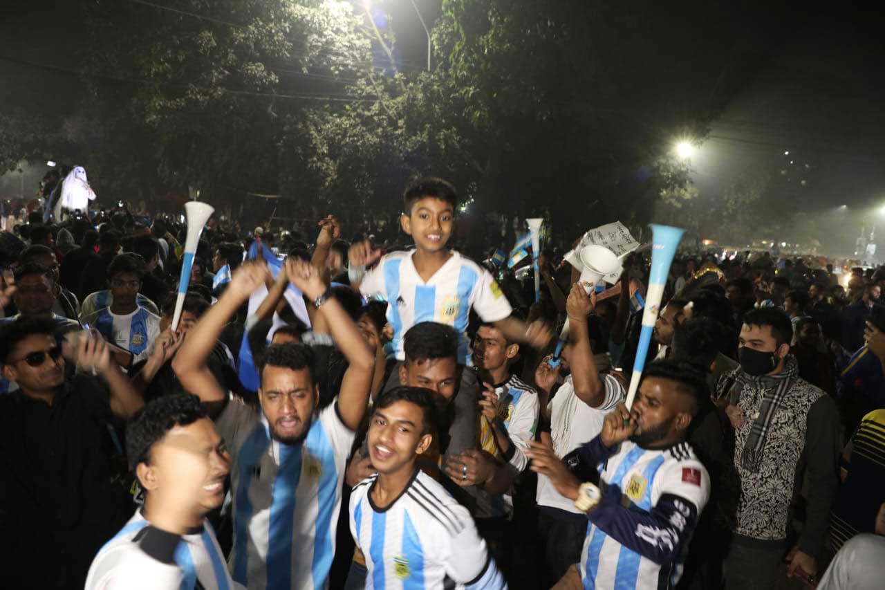 টাইব্রেকারে বিজয় নিশ্চিত হওয়ার পর ঢাকা বিশ্ববিদ্যালয় ক্যাম্পাসে আর্জেন্টিনা সমর্থকদের বিজয় মিছিল। ছবি: আজকের পত্রিকা