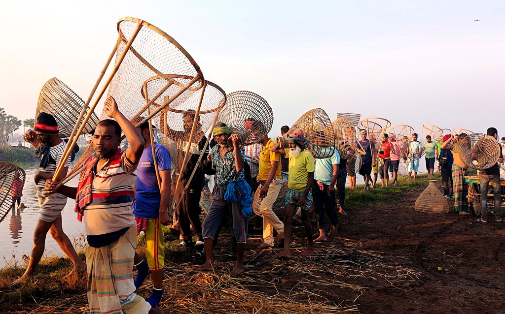 ভোরের আলো ফুটতে না ফুটতে কাঁধে পলো নিয়ে দল বেঁধে চলছেন শৌখিন শিকারিরা।