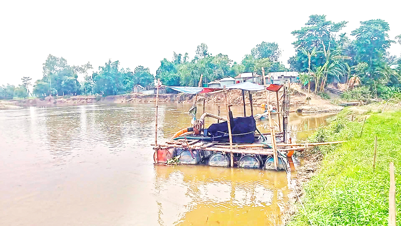 ঘাঘট নদীভাঙন রক্ষা প্রকল্প: নদী থেকে বালু তোলায় তীর ভাঙনের শঙ্কা