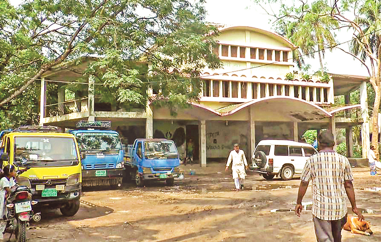 টাঙ্গাইলের ভাসানী হল: ট্রাকস্ট্যান্ডের দখলে চত্বর, হল পরিত্যক্ত