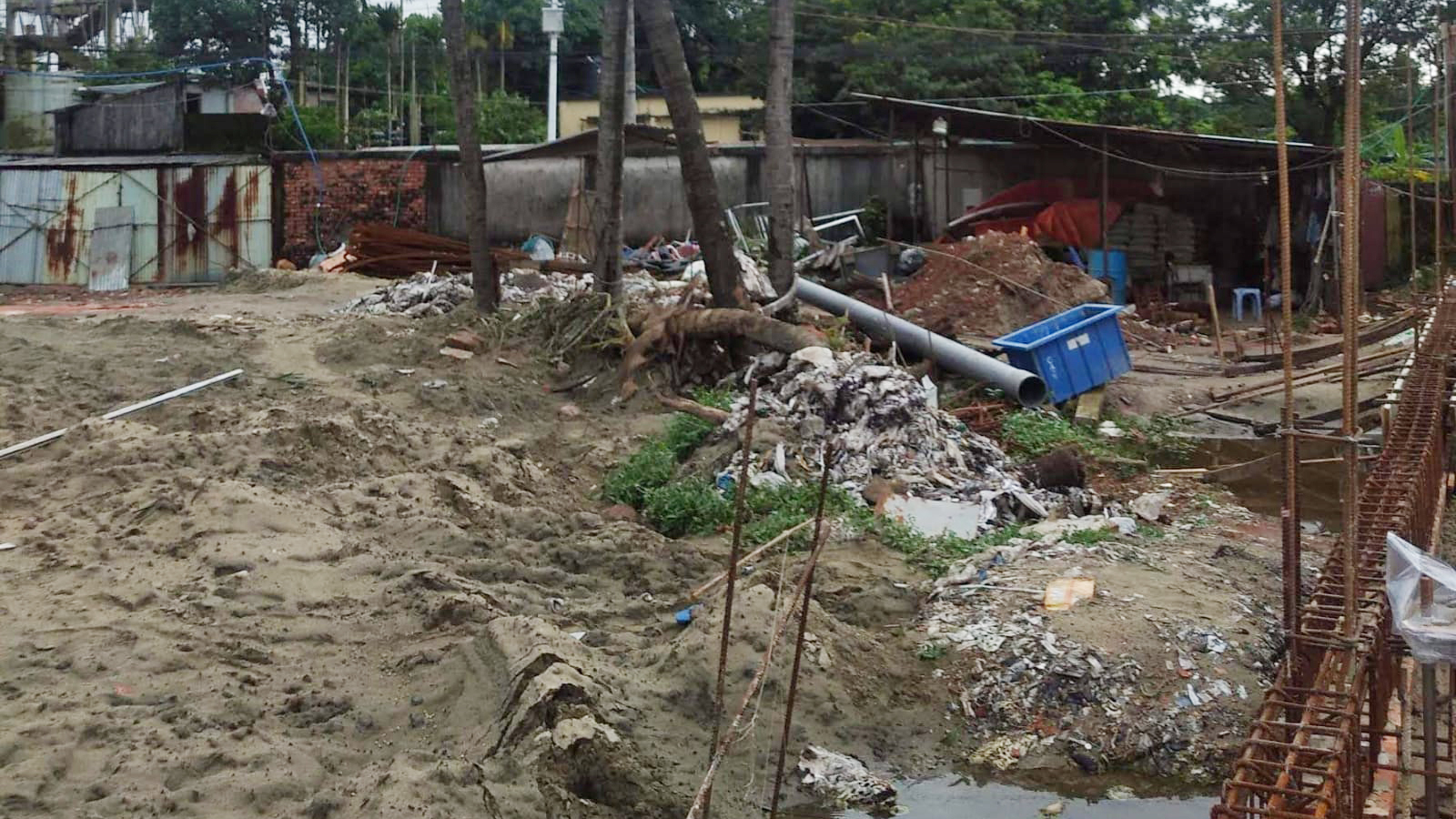 চট্টগ্রামে পুকুর ভরাটের দায়ে ২ লক্ষাধিক টাকা জরিমানা