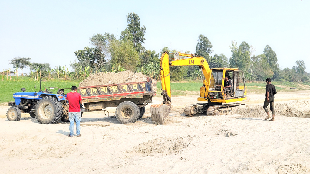 পদ্মার ২০ জায়গায় রাতভর বালু লুট