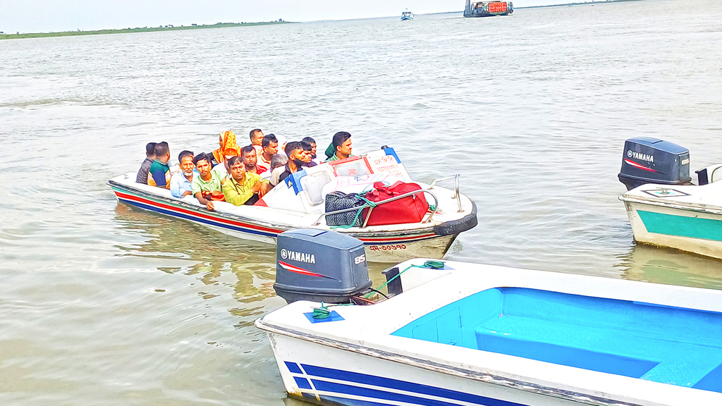 স্পিডবোটে ২১০ টাকার ভাড়া ২৫০, যাত্রী অতিরিক্ত