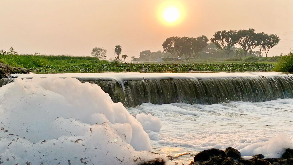 রাজশাহী নগর: শহরের বর্জ্যে বিষাক্ত বারনই নদ