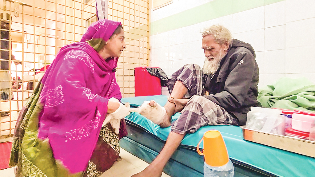 রামেক হাসপাতাল: অসহায়ের সহায় আলেয়া