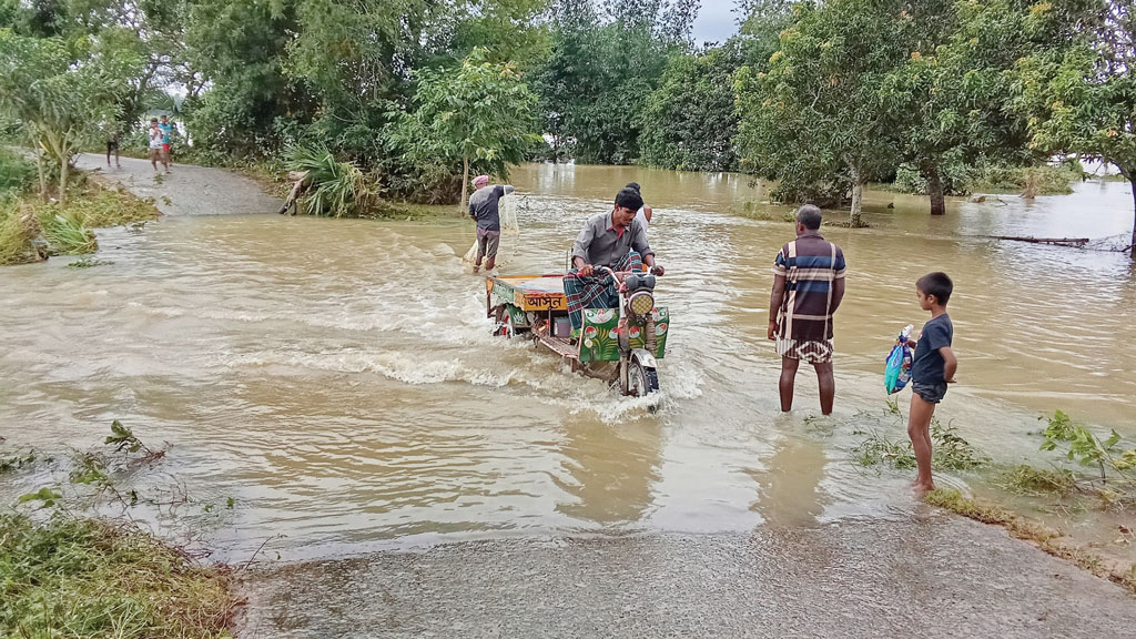 ঘূর্ণিঝড় মোন্থার প্রভাব: ‘আমরা এবার মাঠেই মাডার’