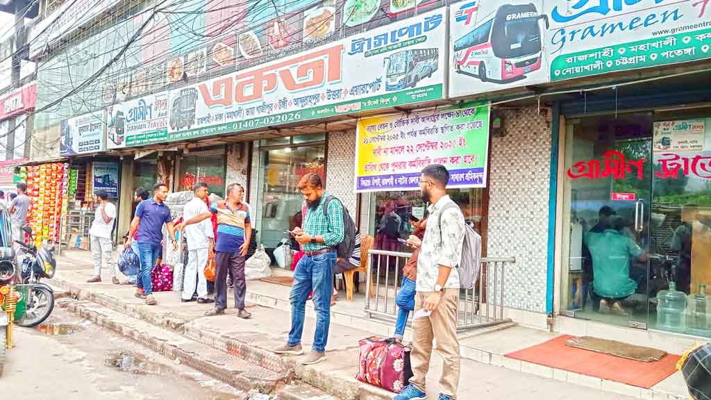 তিন জেলায় দূরপাল্লার বাস বন্ধ, চরম ভোগান্তি