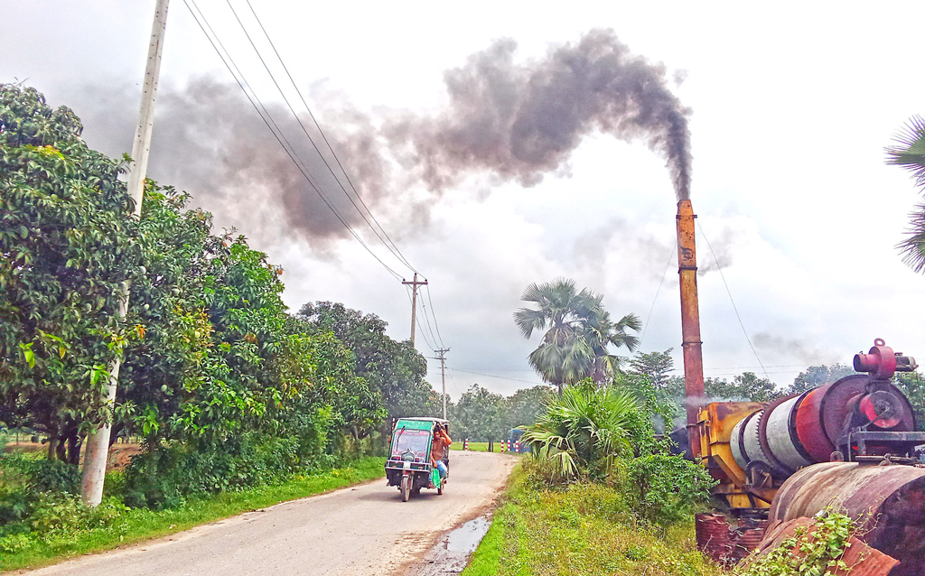 কালো ধোঁয়ায় পুড়ছে ফসল, মরছে মাছ