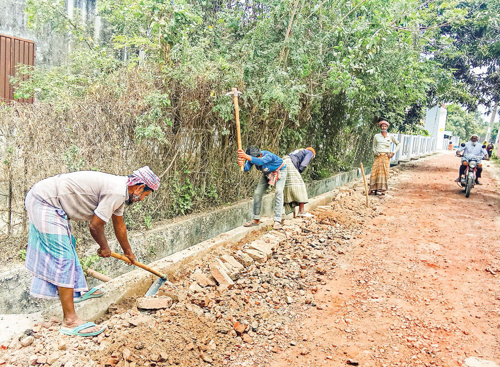 সংস্কারে পুরোনো ইট-খোয়া