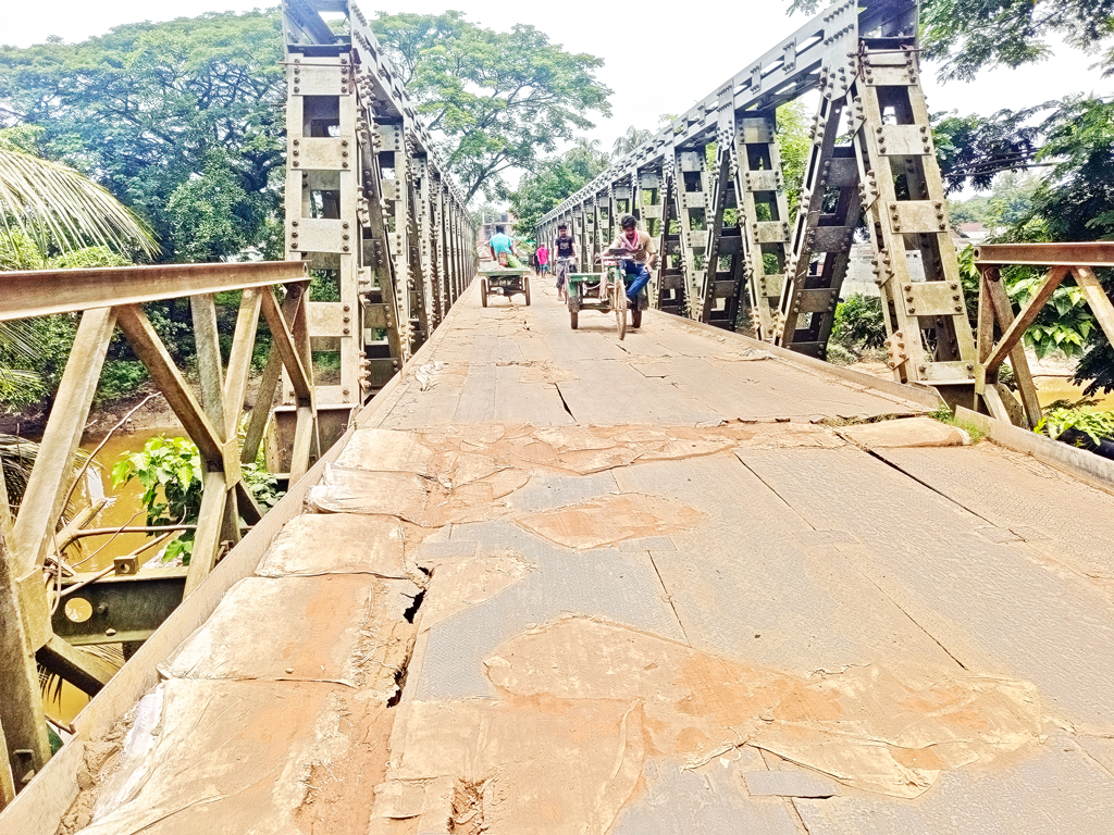 বস্তার তালি ও মই: জান হাতে নিয়ে সেতু পার