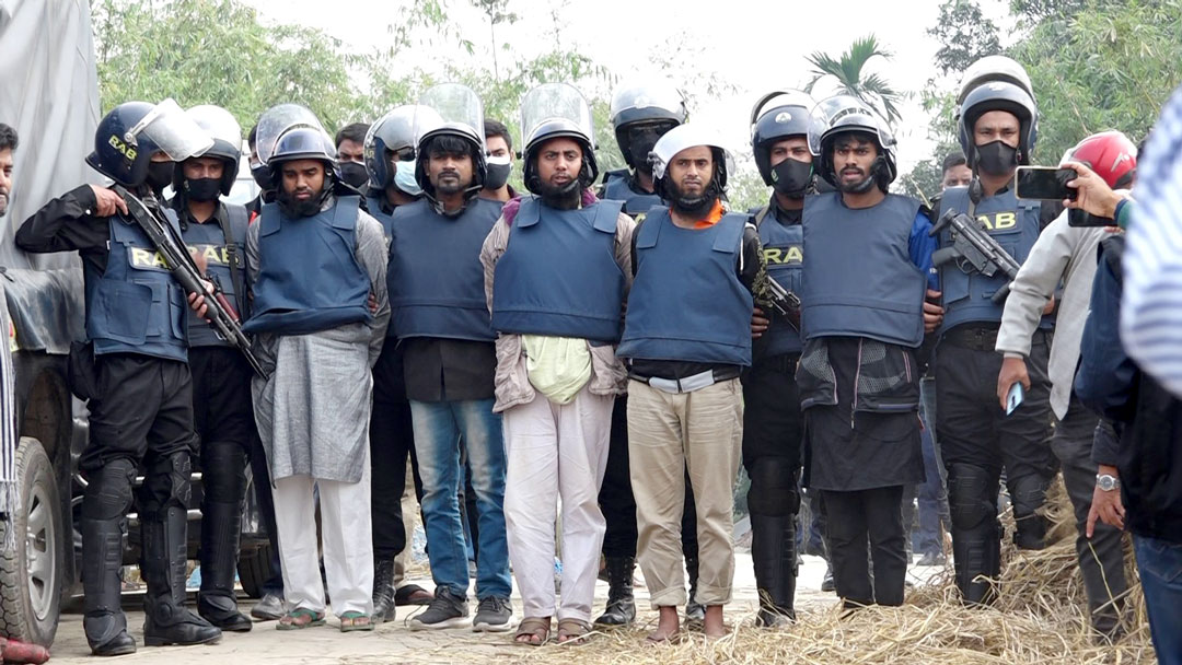 নীলফামারীর একটি বাড়ি থেকে বোমা তৈরির সরঞ্জাম উদ্ধার, আটক ৫