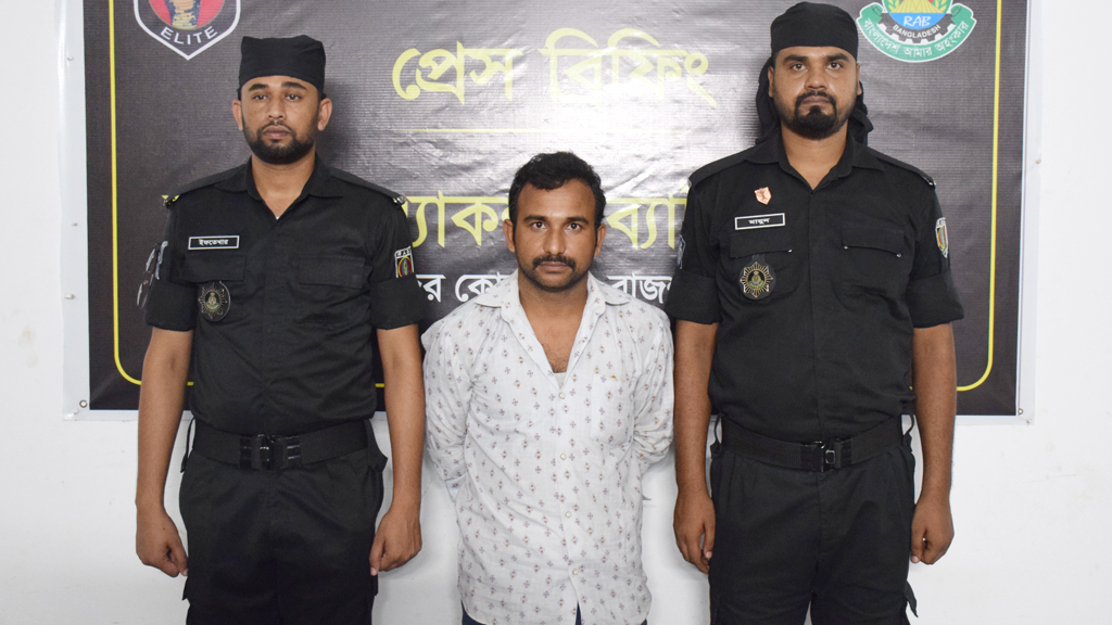 বইয়ের পাতা কেটে ভেতরে রাখা বিদেশি পিস্তলসহ যুবক আটক