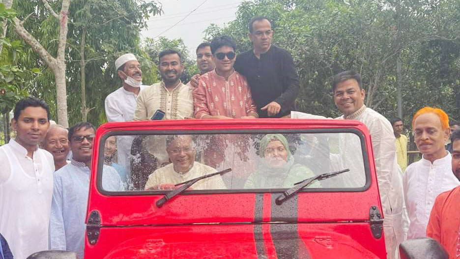 গাড়ি চালিয়ে গ্রামে গ্রামে ঘুরে তথ্যমন্ত্রীর ঈদের শুভেচ্ছা বিনিময়