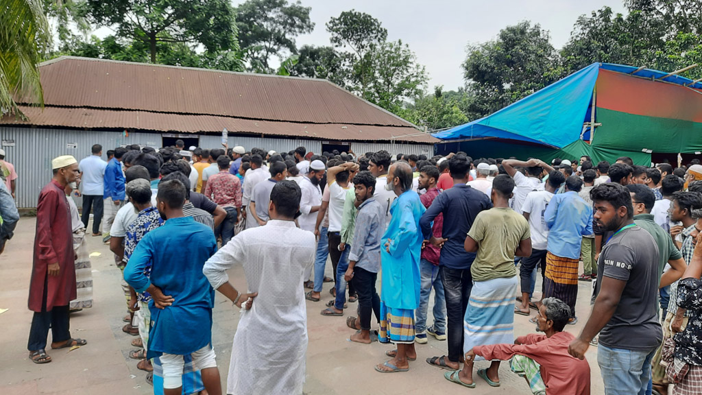 আড়াইহাজার পৌরসভা নির্বাচন: ইভিএমে ধীর গতির কারণে ক্ষুব্ধ ভোটারেরা