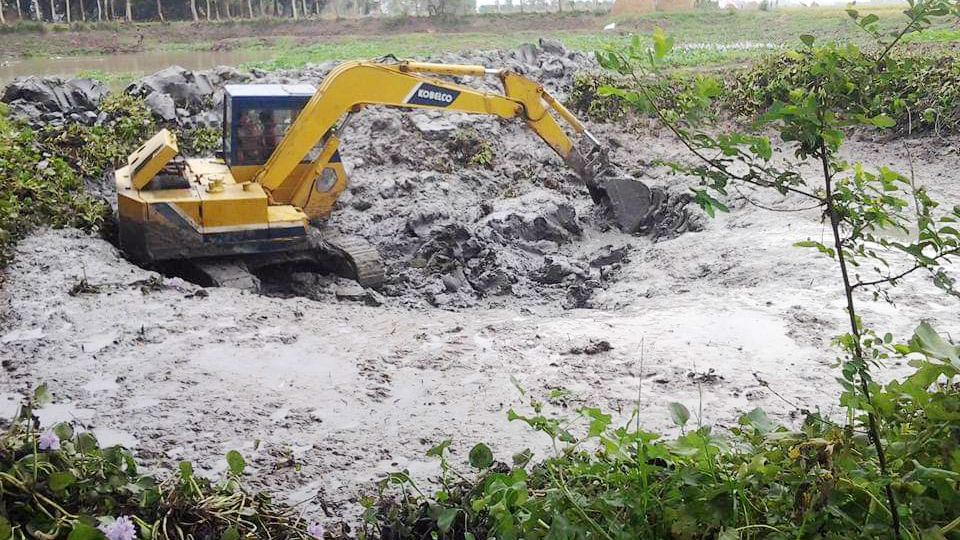 কৃষিজমিতে পুকুর খনন