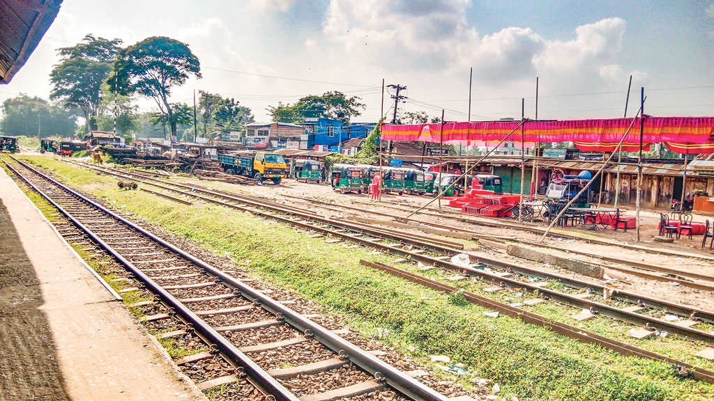 সিলেট-আখাউড়া রেলপথ: রেলের জমিতে ঘর-খামার, উচ্ছেদের পর ফের দখল