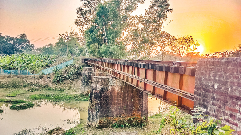 ঝুঁকিপূর্ণ রেলপথে পর্যটকদের ভয়