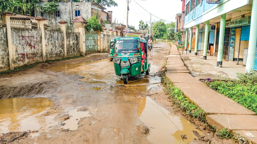 গর্তে ভরা ২৫০ কিমি সড়কে হাঁটাও দায়