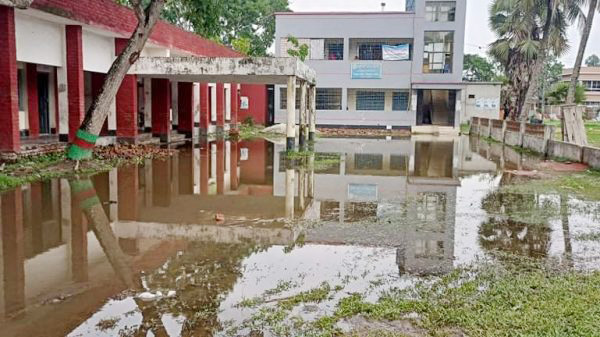 টাঙ্গাইলে সরকারি অফিসের সামনেও জলাবদ্ধতা