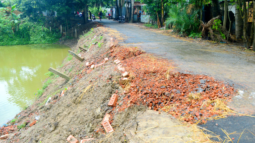 ১৫ দিনেই ধসে পড়েছে কোটি টাকার সড়ক