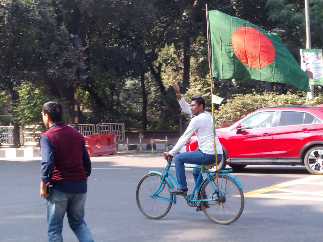 বিজয় দিবস উপলক্ষে এক সাইকেল আরোহীর সড়ক ভ্রমণ। বাড্ডা, ঢাকা, ১৬ ডিসেম্বর, ২০২১। ছবি: আলী হোসেন মিন্টু