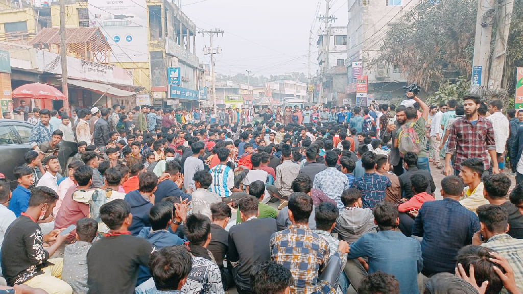 ময়মনসিংহে ছাত্রলীগের কমিটি বাতিলের দাবিতে বিক্ষোভ, সড়ক অবরোধ