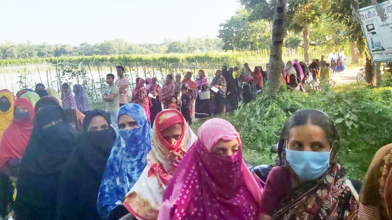 ৬ হাজার নারী-পুরুষ পেলেন গণটিকা