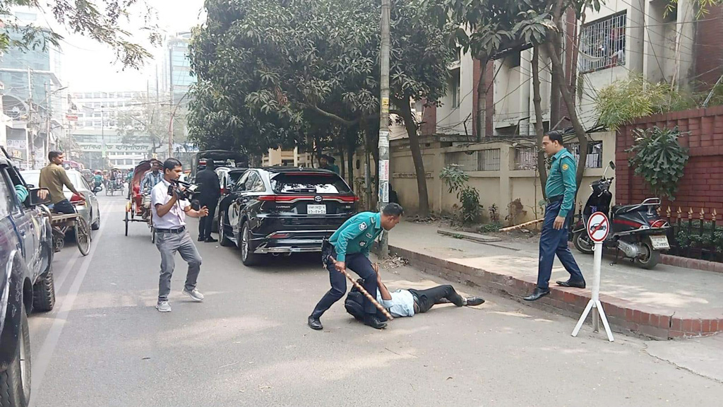 রাজধানীতে সাংবাদিক লাঞ্ছনার ঘটনায় এসআই প্রত্যাহার