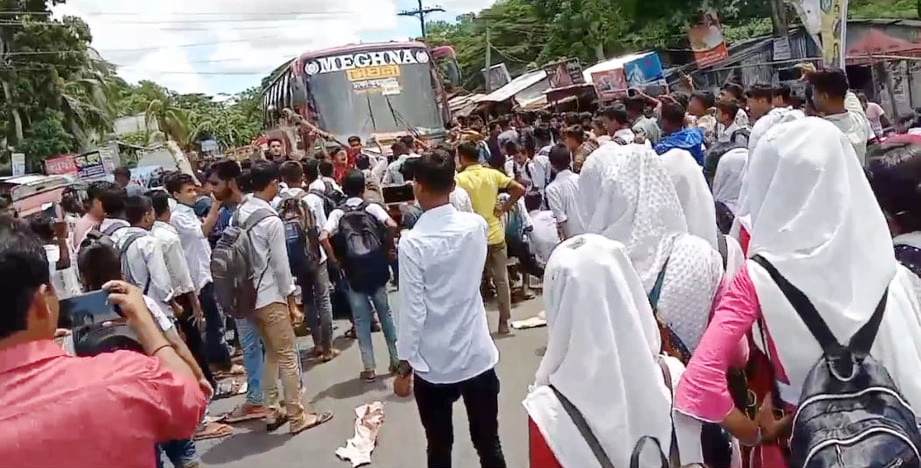 ছাত্রীর শ্লীলতাহানির অভিযোগ, প্রধান শিক্ষকের অপসারণের দাবিতে মহাসড়ক অবরোধ