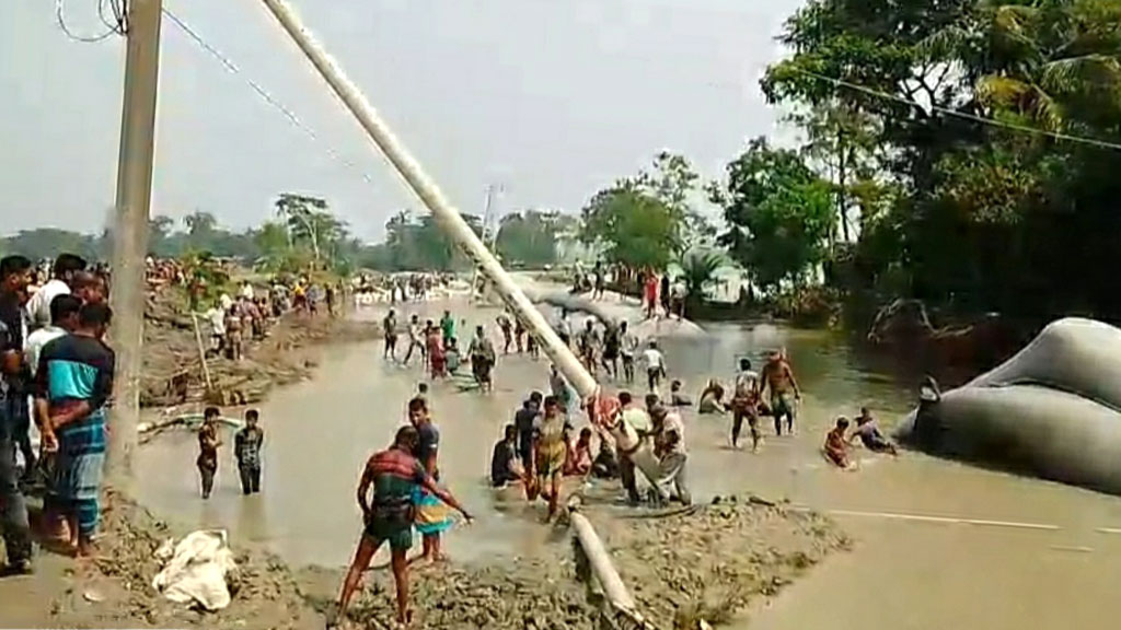 গ্রামবাসীর সহযোগিতায় দাকোপে রক্ষা করা হলো লক্ষ্মীখোলা বাঁধ