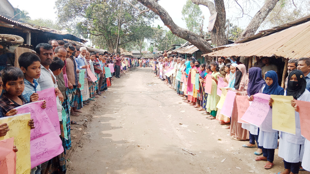 চিরিরবন্দরে ডাম্পট্রাক চলাচল ও বালুরঘাট বন্ধের দাবিতে মানববন্ধন