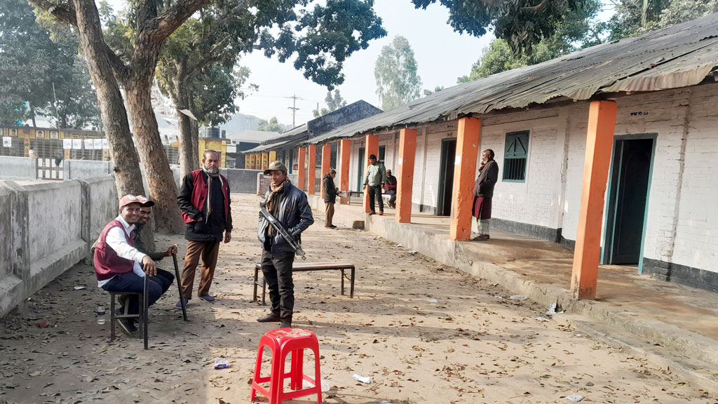 ঠাকুরগাঁও-১: বেলা দুইটার পর ফাঁকা হয়ে যায় ভোটকেন্দ্র