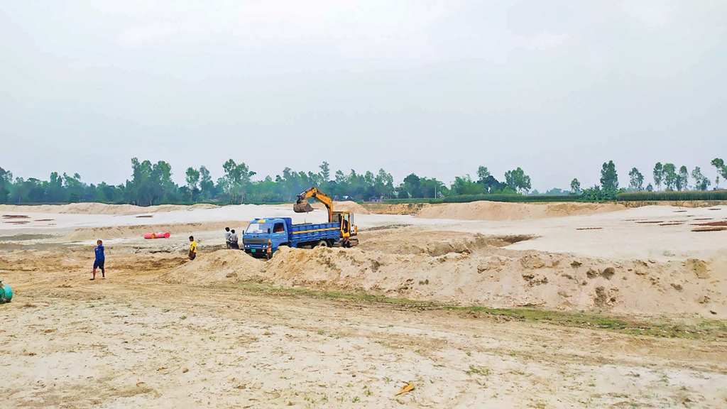 বাঙ্গালী নদীর বালু বেচে দিচ্ছেন সাংসদের পিএস