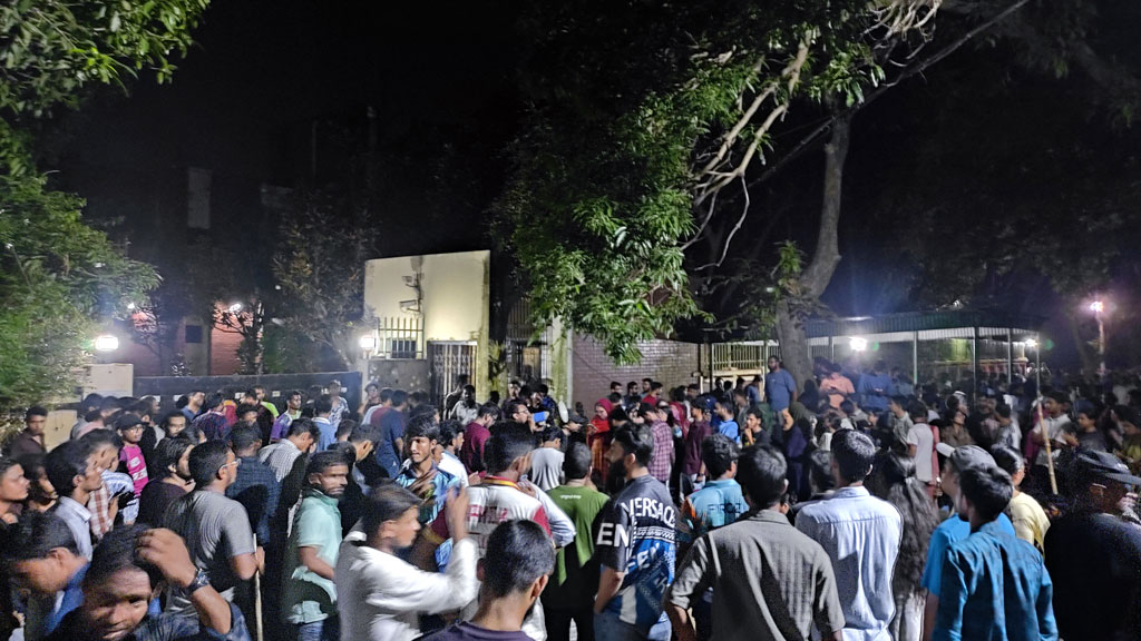 জাবি উপাচার্যের বাসভবনের সামনে অবস্থান নিল আন্দোলনকারীরা