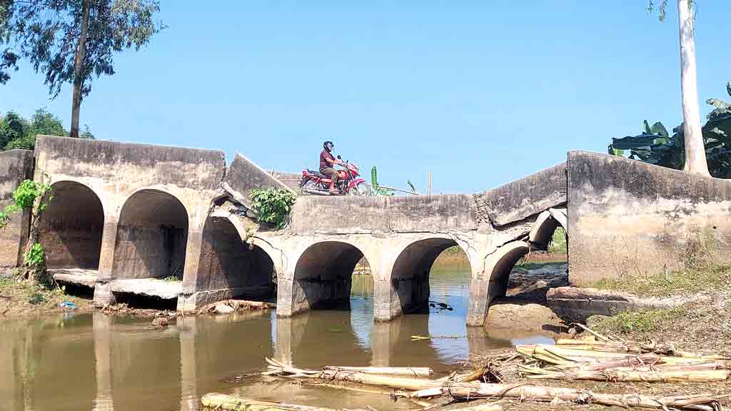 ৩ বছরেও মেরামত হয়নি দেবে যাওয়া কালভার্ট, ঝুঁকি নিয়ে চলাচল