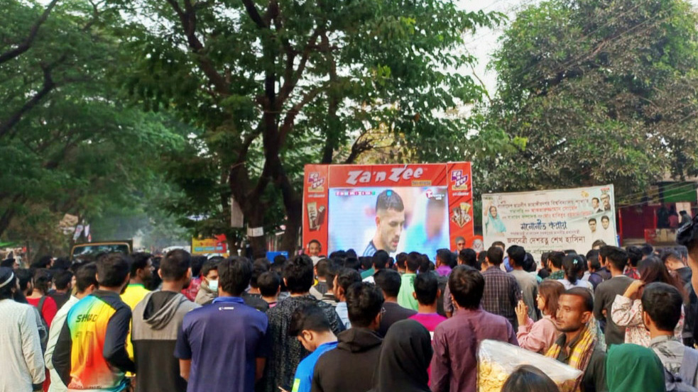 বিশ্বকাপ ফুটবল দেখতে জাএনজি আইসক্রিম বড় পর্দা দিল ঢাবি ও জাবিতে