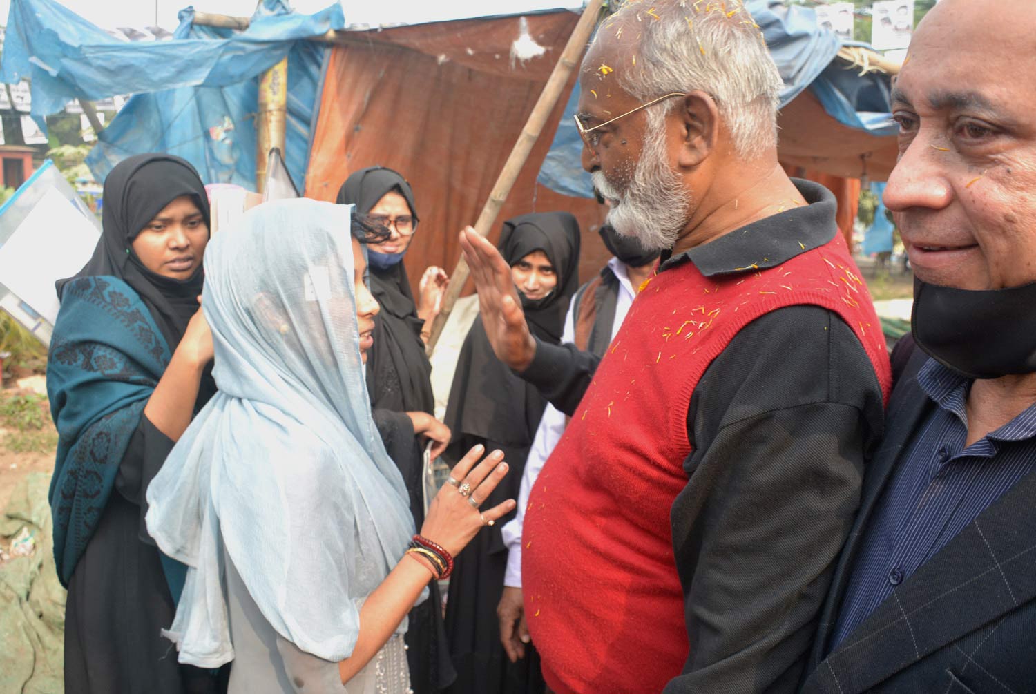 তরুণ ভোটারদের সঙ্গে কথা বলছেন তৈমূর আলম খন্দকার। হাত উঁচিয়ে তিনি এলাকার সমস্যা সমাধানের আশ্বাস দিচ্ছেন।
