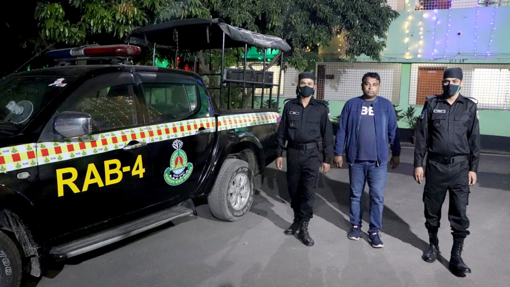 সামরিক বাহিনীর পোশাকে মানুষকে ফাঁসাত রনি
