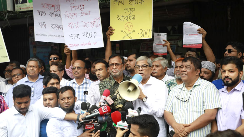 ডেঙ্গুতে মানুষ মরছে, আর সরকার নাচ-গানে বিদেশিদের স্বাগত জানাচ্ছে: ফখরুল