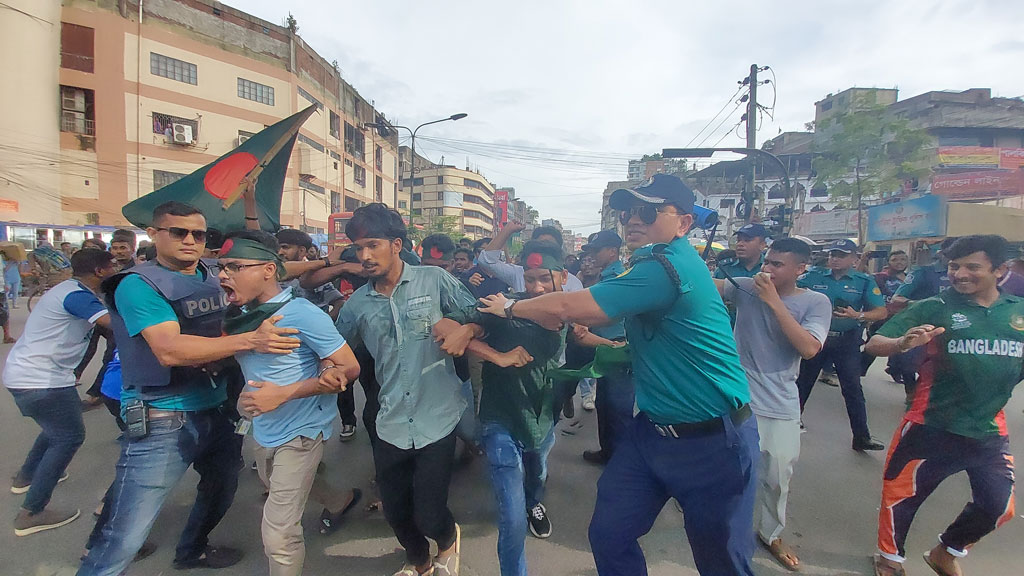 কোটা সংস্কার আন্দোলন: পুলিশের বাধা পেরিয়ে জিরো পয়েন্টে জবি শিক্ষার্থীদের অবস্থান 