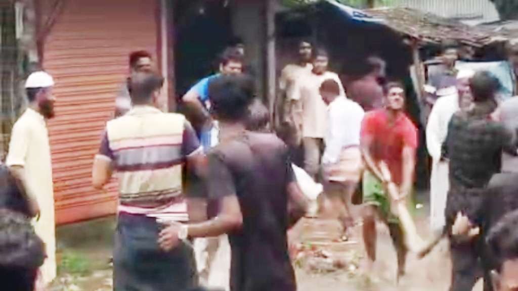 সাভারে রাস্তা নিয়ে বিরোধে সংঘর্ষ, আহত ৮